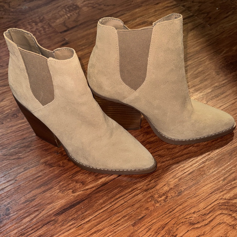 bp. Suede Pointed Chelsea Ankle Boots in Taupe
